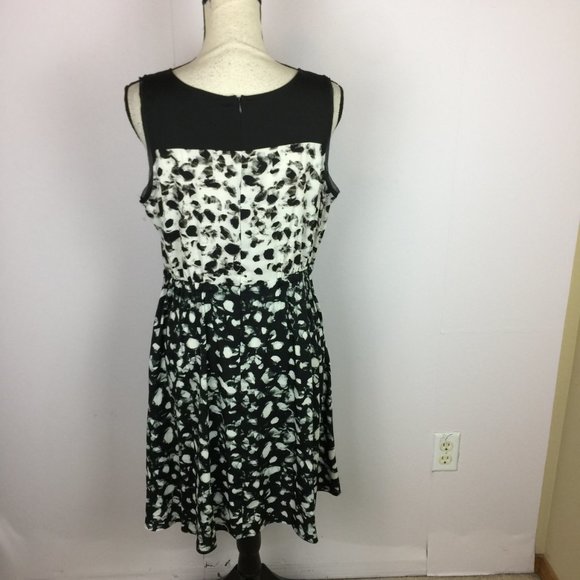 Like new!! Simply Vera Vera Wang Dress L Black White Sleeveless Elastic Wasit - Picture 2 of 14